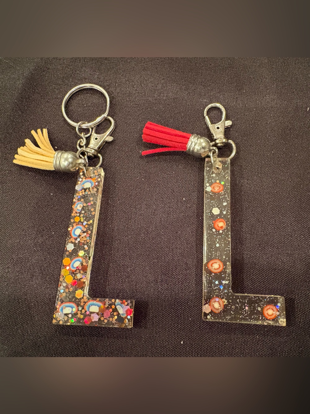 Glitter Resin 'L' Keychainā with Tassel